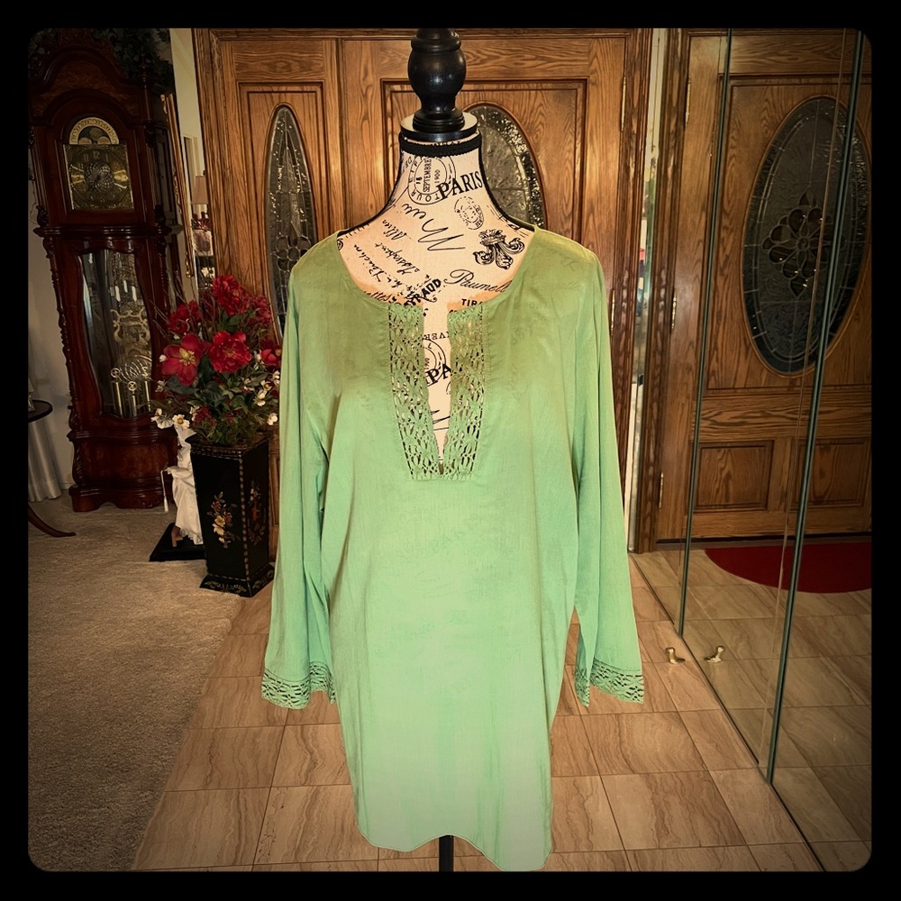 CASLON GREEN V NECK TOP